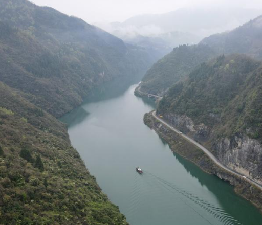 陕西石泉：山路变游路 共奔致富路