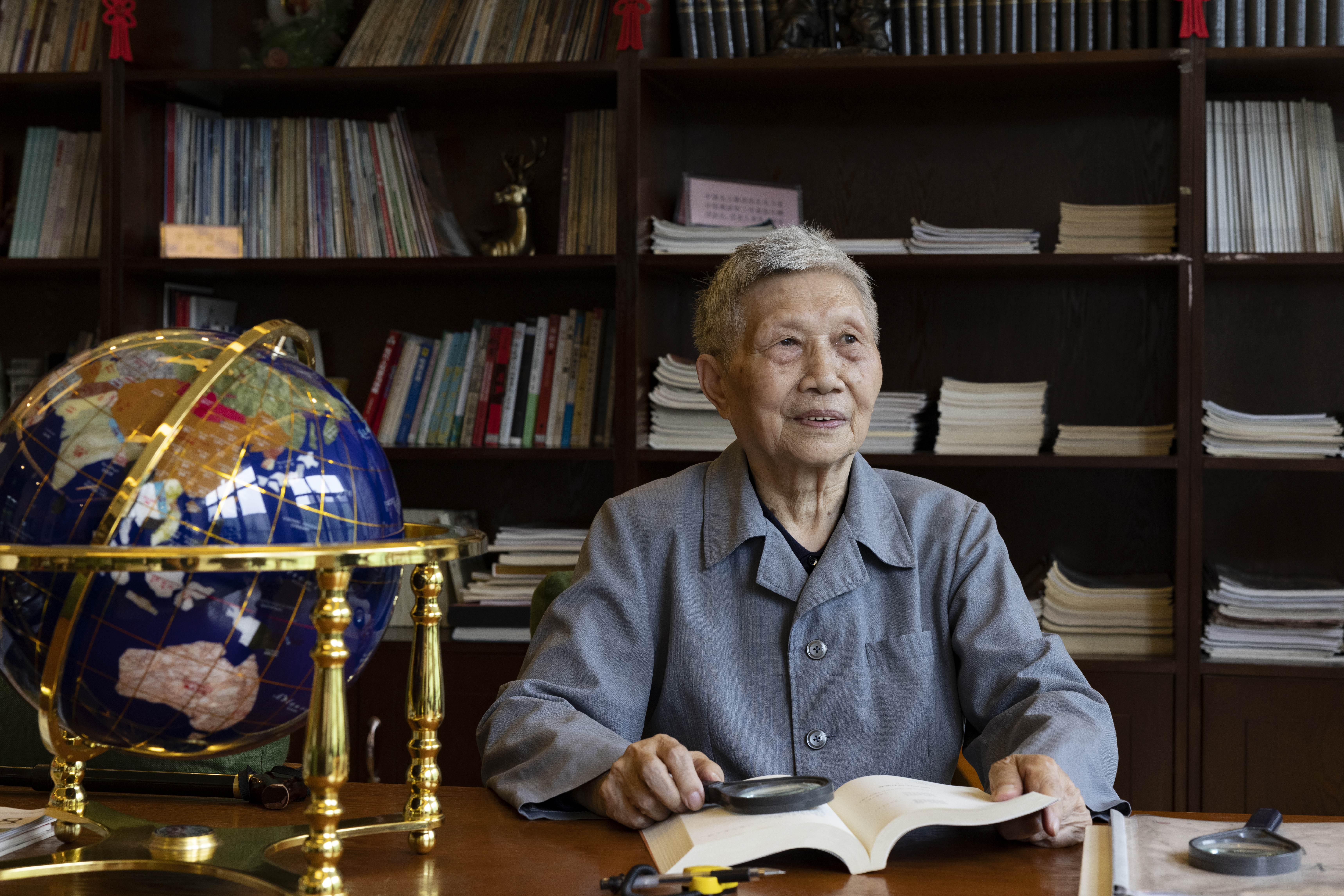 “爱心教授”铺就寒门学子求学路