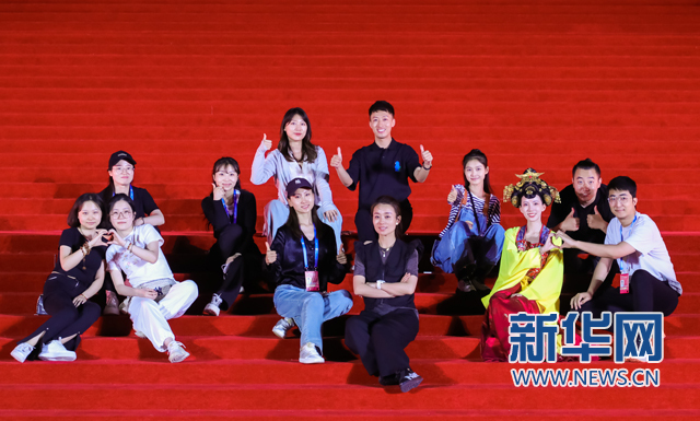 团队以年轻人为主  演出通过互动与游客共鸣